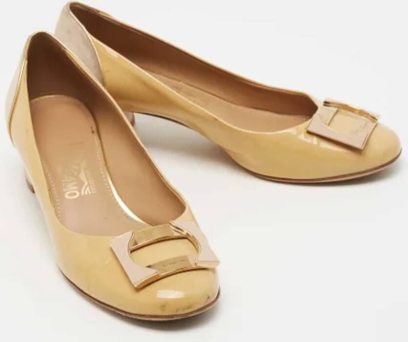 Salvatore Ferragamo Pre-owned Leather heels Beige Dames