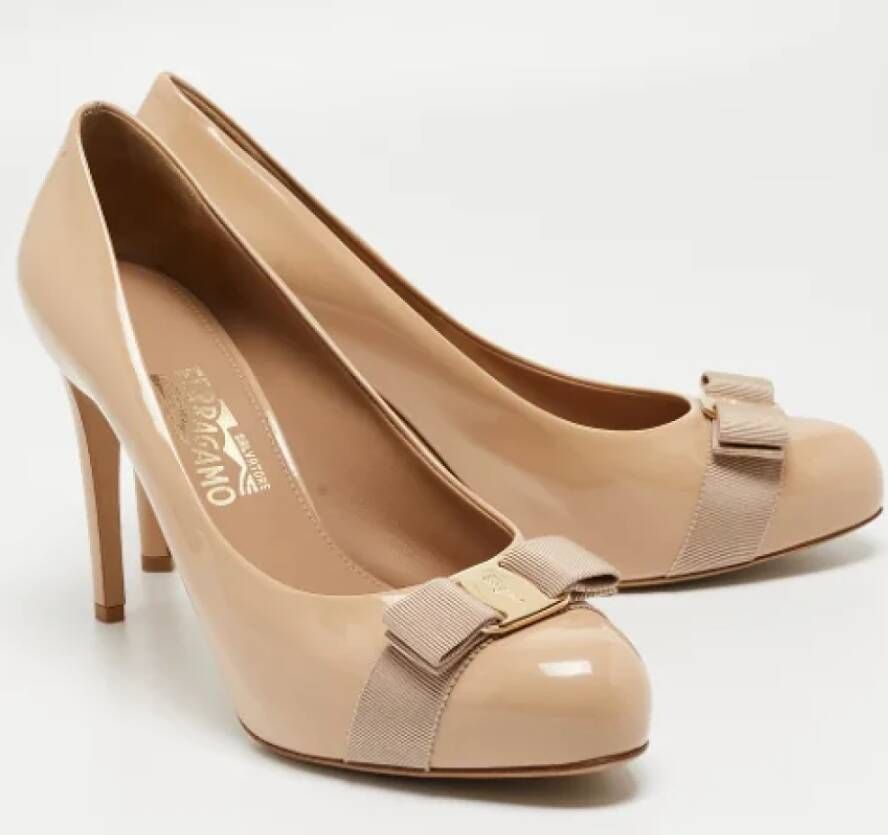 Salvatore Ferragamo Pre-owned Leather heels Beige Dames