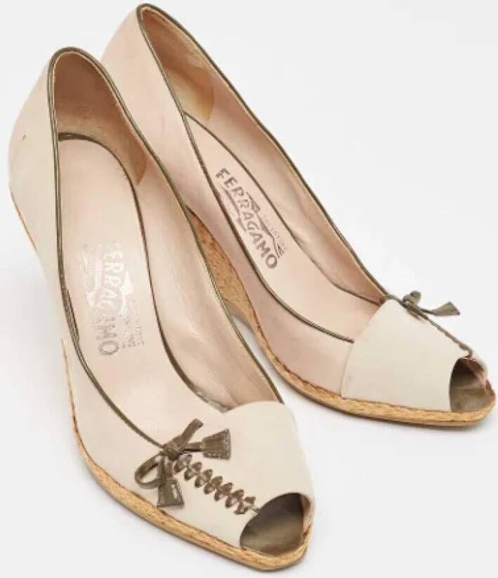 Salvatore Ferragamo Pre-owned Leather heels Beige Dames