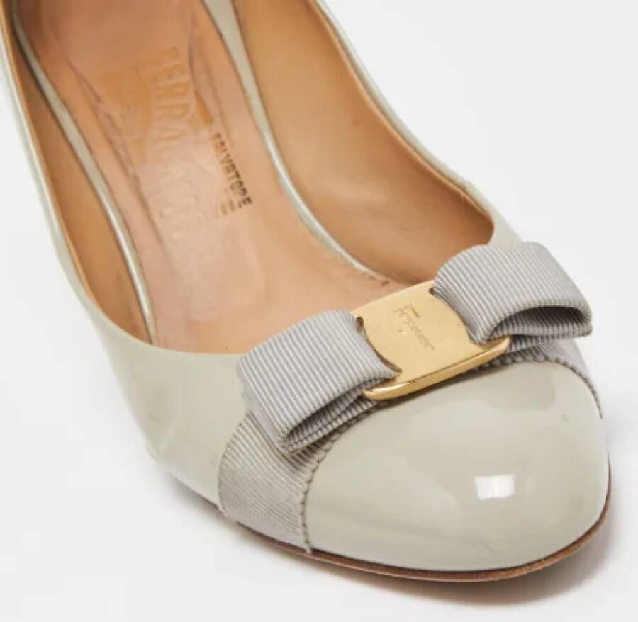 Salvatore Ferragamo Pre-owned Leather heels Gray Dames