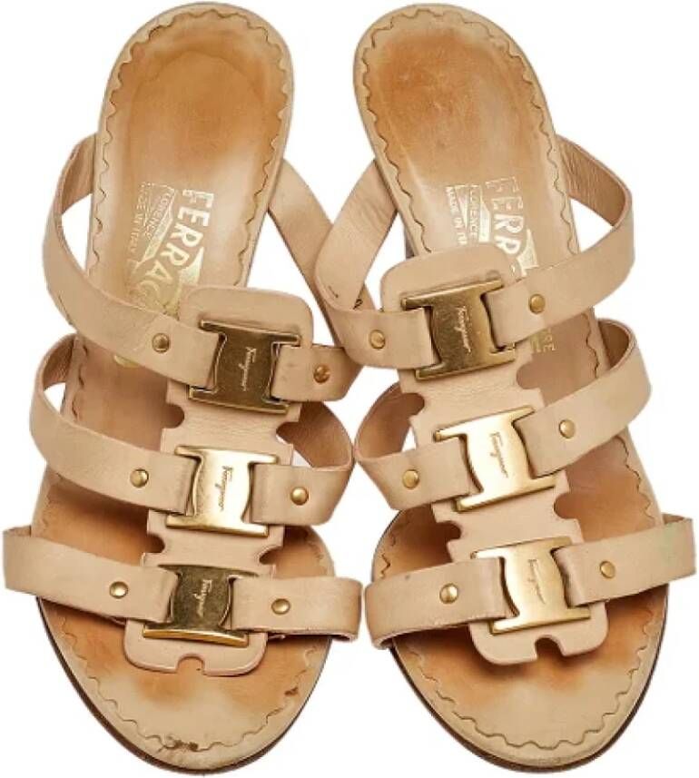 Salvatore Ferragamo Pre-owned Leather sandals Beige Dames