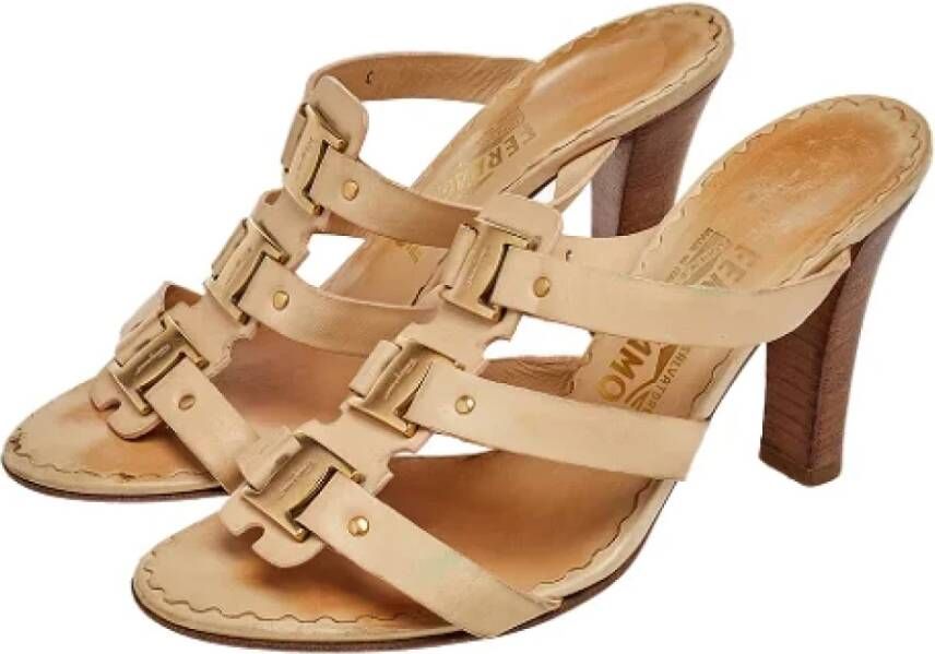 Salvatore Ferragamo Pre-owned Leather sandals Beige Dames