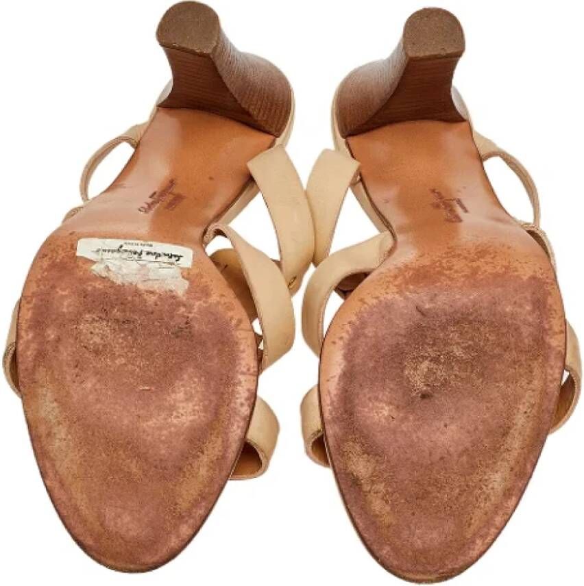 Salvatore Ferragamo Pre-owned Leather sandals Beige Dames