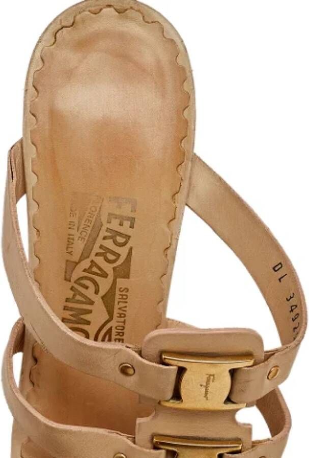 Salvatore Ferragamo Pre-owned Leather sandals Beige Dames