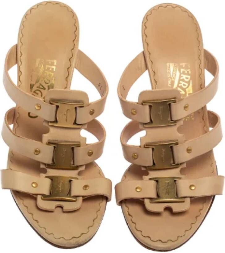 Salvatore Ferragamo Pre-owned Leather sandals Beige Dames