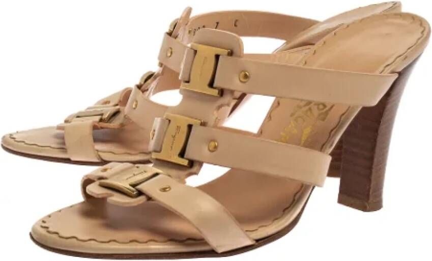 Salvatore Ferragamo Pre-owned Leather sandals Beige Dames