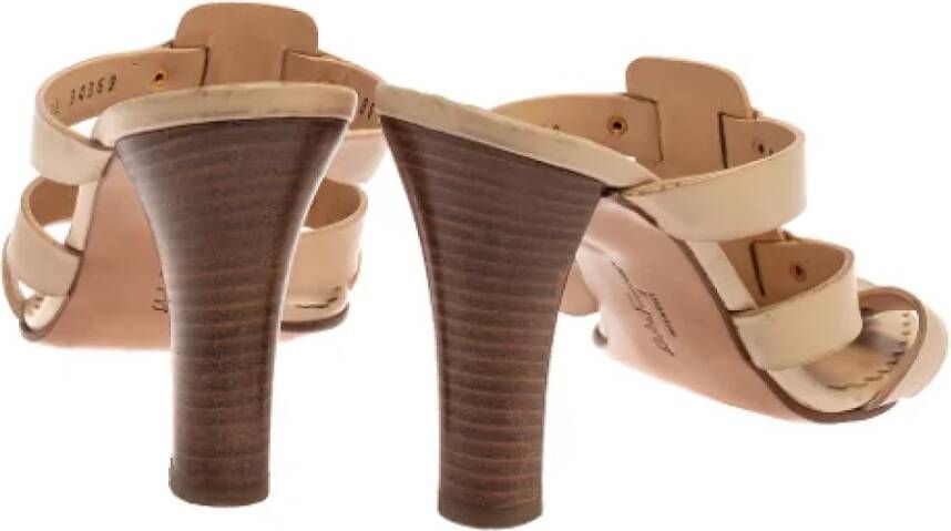 Salvatore Ferragamo Pre-owned Leather sandals Beige Dames