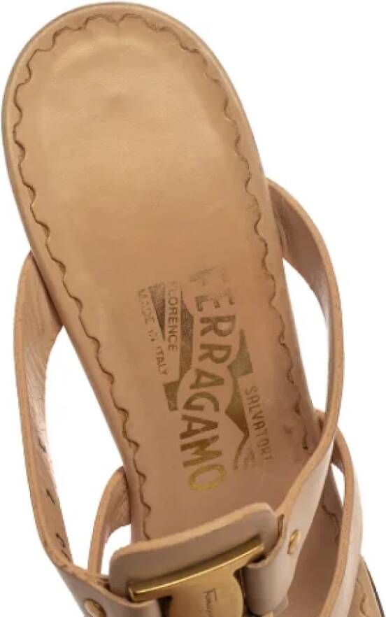 Salvatore Ferragamo Pre-owned Leather sandals Beige Dames