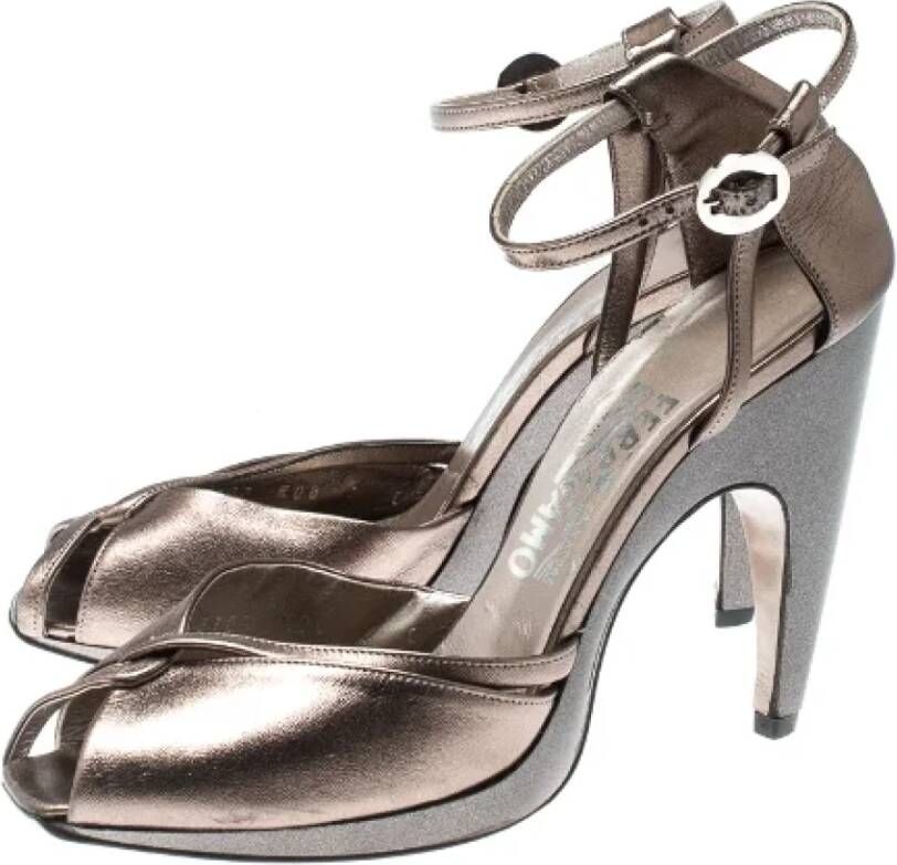 Salvatore Ferragamo Pre-owned Leather sandals Gray Dames