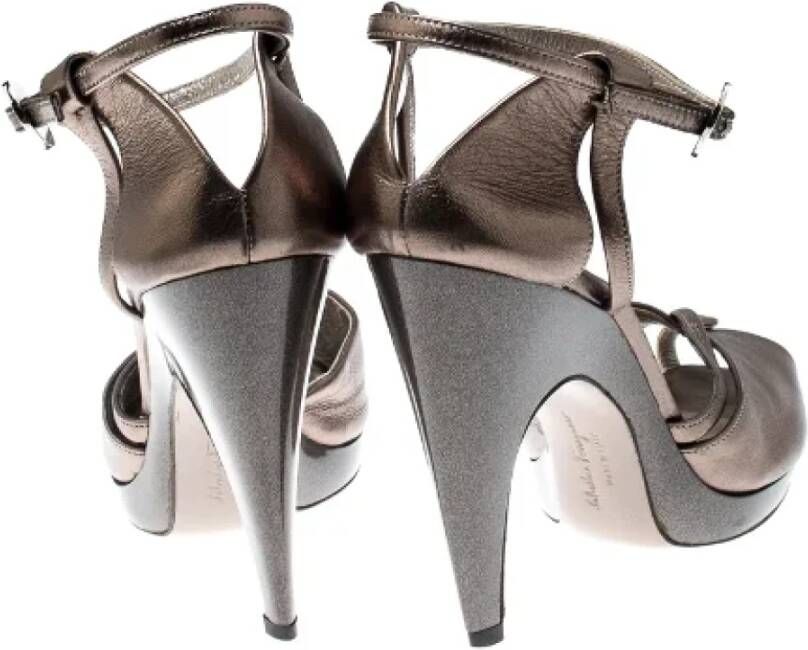 Salvatore Ferragamo Pre-owned Leather sandals Gray Dames