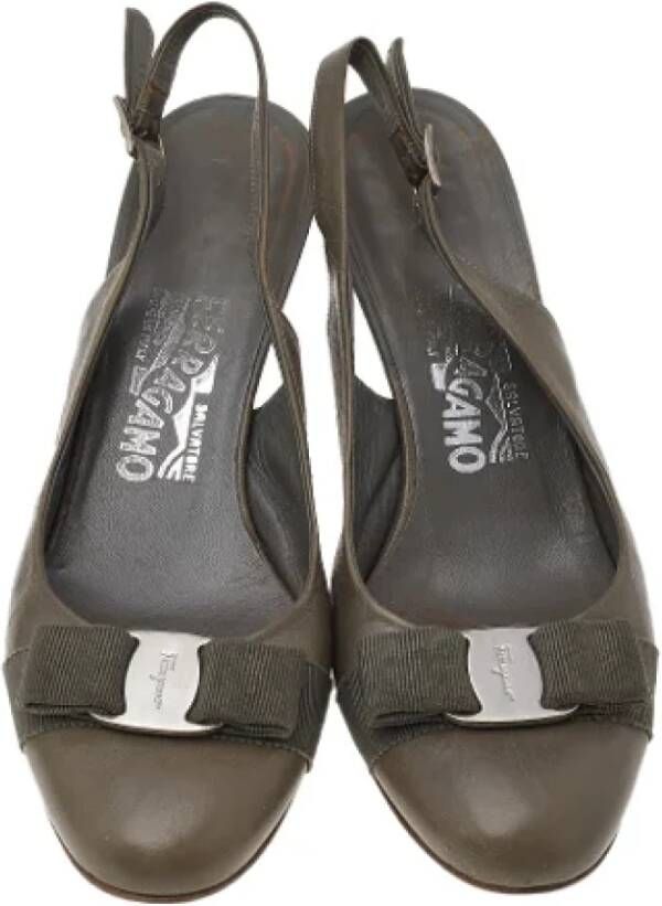 Salvatore Ferragamo Pre-owned Leather sandals Gray Dames