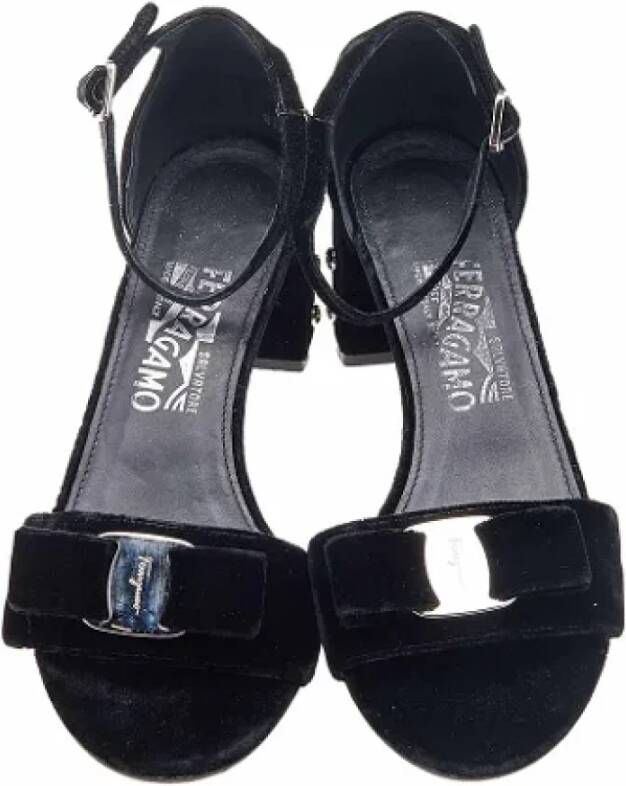 Salvatore Ferragamo Pre-owned Velvet sandals Black Dames
