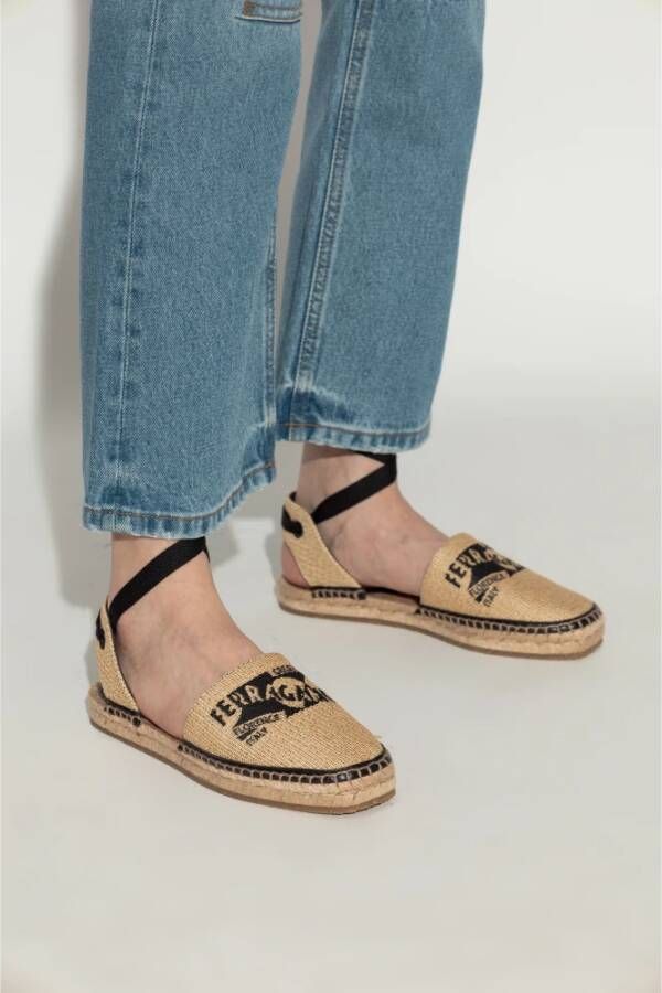 Salvatore Ferragamo Schoenen Elaia Beige Dames