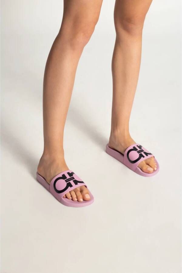 Salvatore Ferragamo Groovy Rubberen Slippers met Logo Print Roze Dames