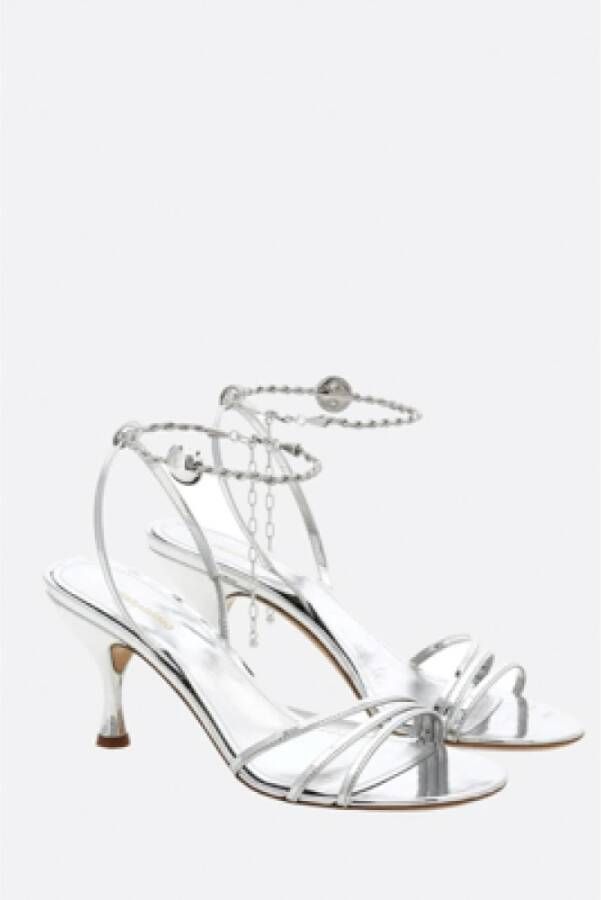 Salvatore Ferragamo Zilveren Gelamineerde Leren Sandalen Gray Dames