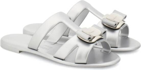 Salvatore Ferragamo Zilveren Strik Platte Schoenen Gray Dames