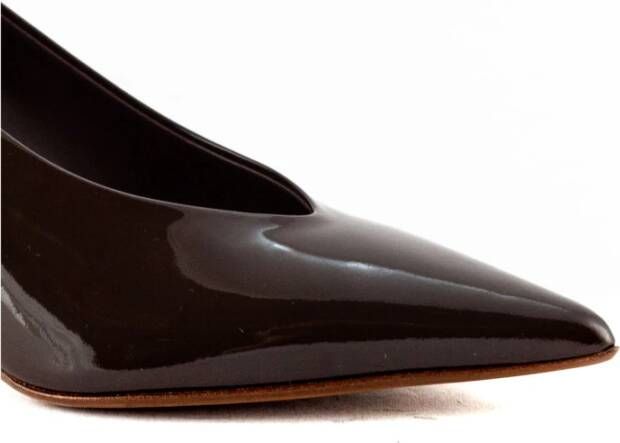 Sergio Levantesi Bruine Lakleren Pumps met Puntige Neus