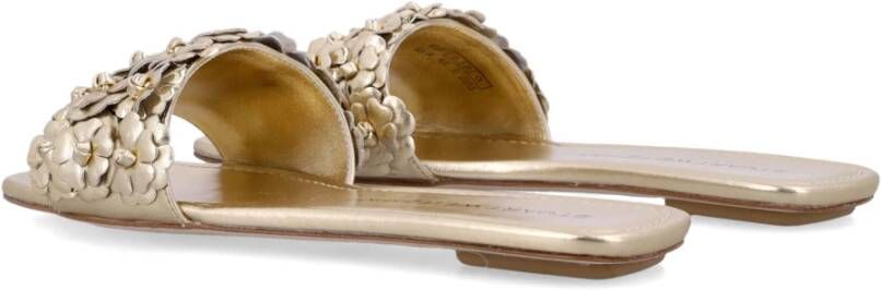Stuart Weitzman Gouden Gesloten Platte Slide met Bloemversiering