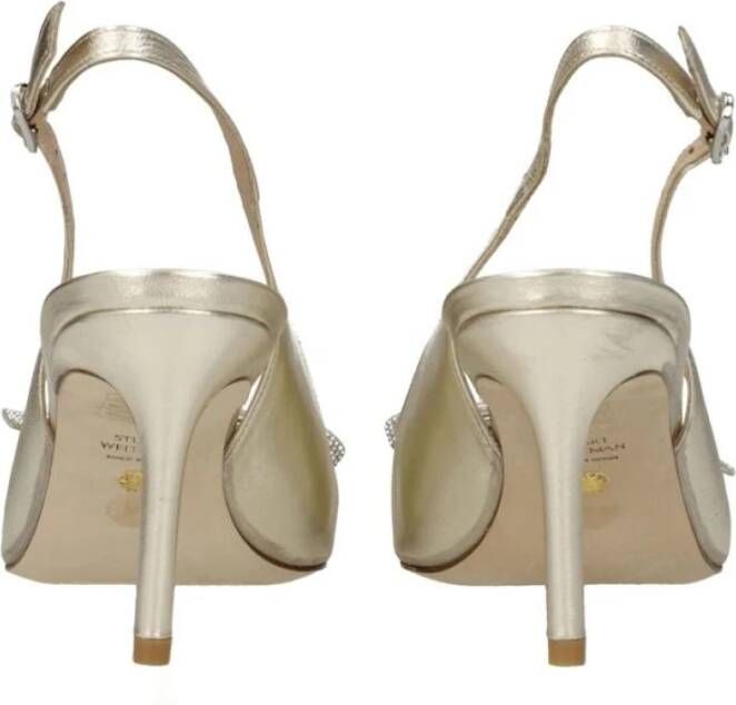 Stuart Weitzman Gouden Leren Sandalen met Gespsluiting