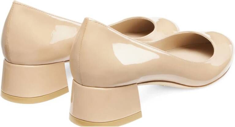 Stuart Weitzman Moderne Twist Pump met Afgeronde Vierkante Neus Beige Dames