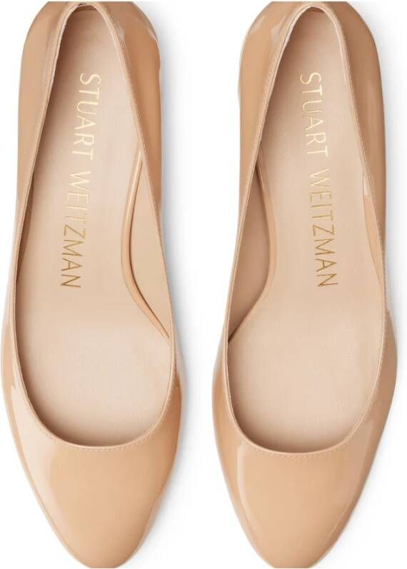 Stuart Weitzman Moderne Twist Pump met Afgeronde Vierkante Neus Beige Dames