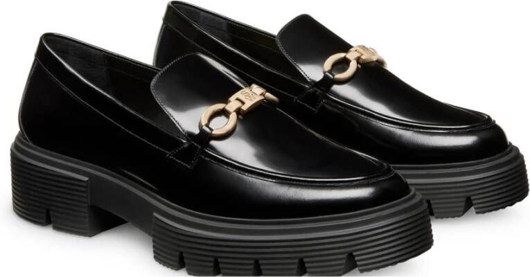 Stuart Weitzman Signature Loafer met Metallic Horsebit Detail Black Dames