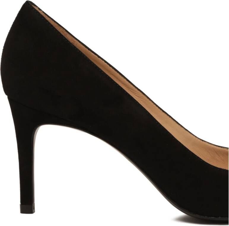 Stuart Weitzman Zwarte Suède Pumps met Puntige Neus