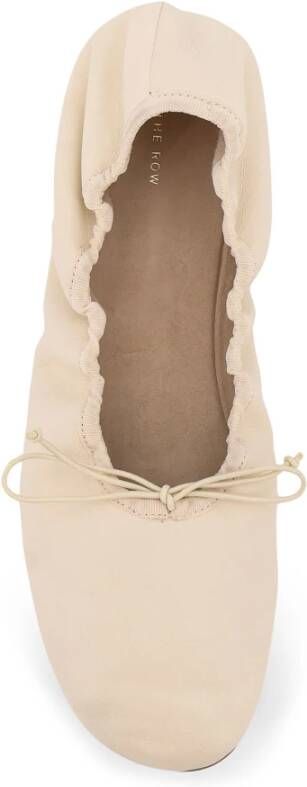 The Row Witte platte schoenen met strikdetail