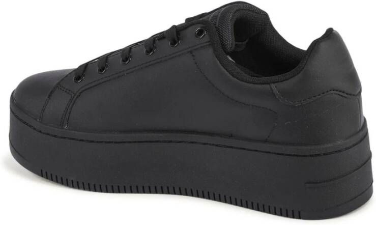 Tommy Hilfiger Zwarte Sneaker met Gedetailleerd Ontwerp