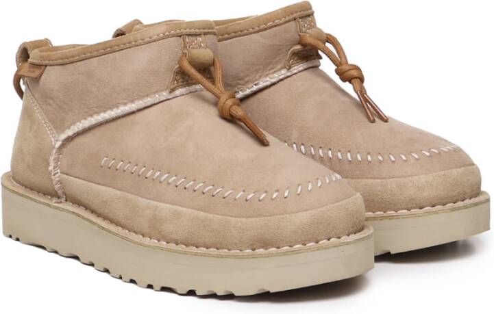 Ugg Beige Schapenvachtlaarzen met Asymmetrische Bovenrand Beige Dames