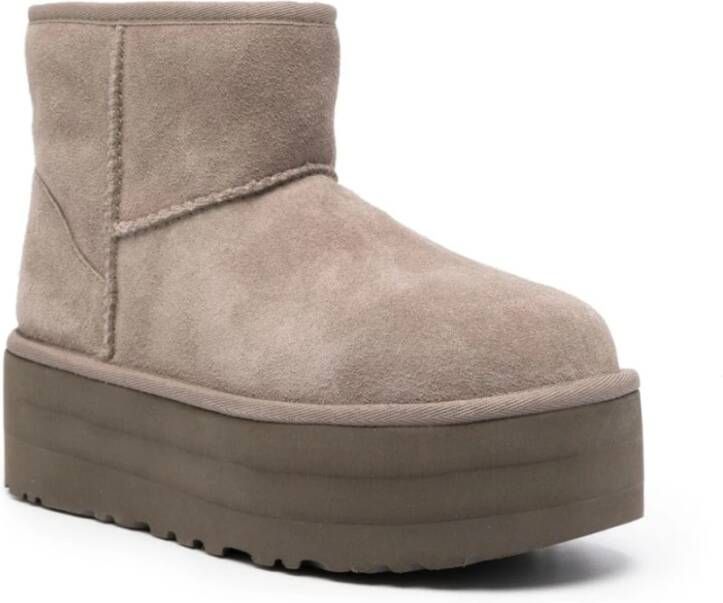 Ugg Grijze Suède Laarzen met Overlock Stiksel Grijs Dames