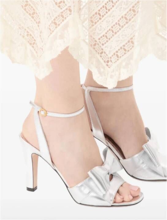 Valentino Bowow Metallic Sandalen met Oversized Strik