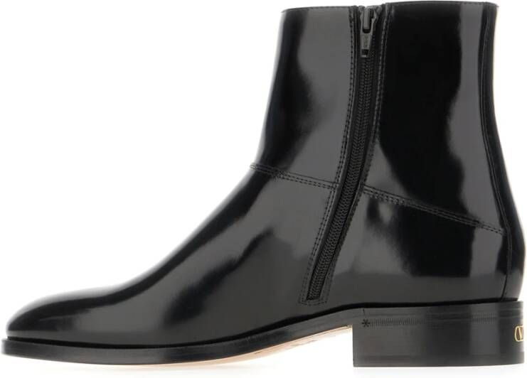 Valentino Garavani Vlogo Plaque Almond Toe Enkellaarsjes