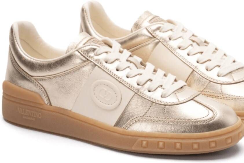 Valentino Goudkleurige Leren Sneakers met Logopanelen