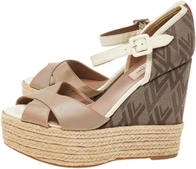 Valentino Vintage Pre-owned Fabric sandals Beige Dames