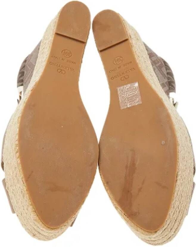 Valentino Vintage Pre-owned Fabric sandals Beige Dames