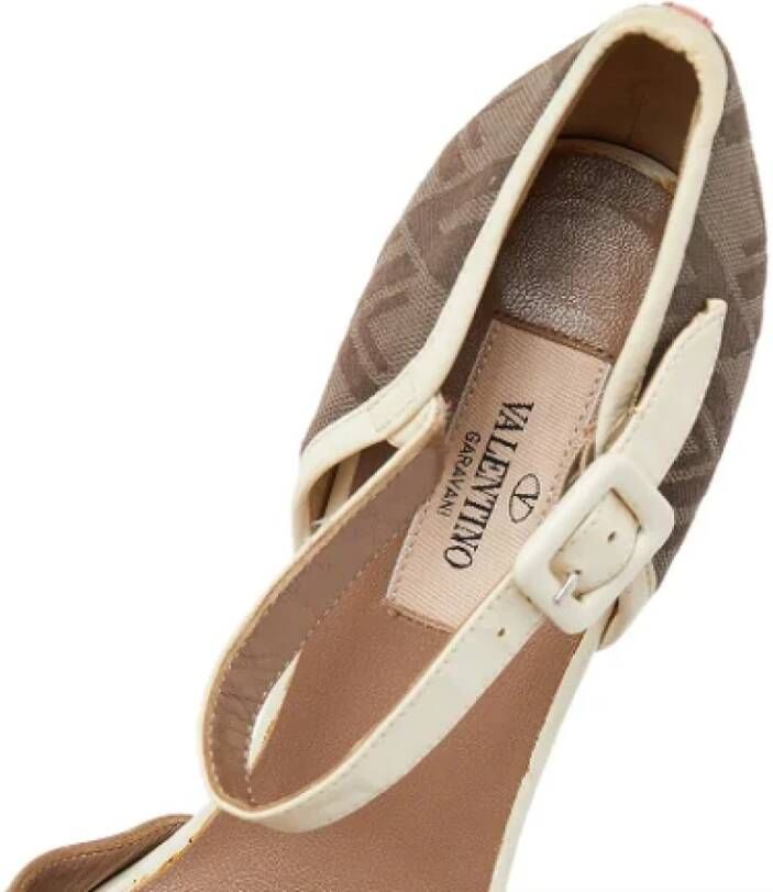 Valentino Vintage Pre-owned Fabric sandals Beige Dames