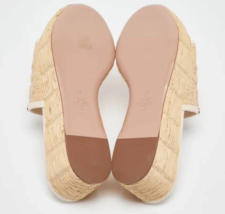 Valentino Vintage Pre-owned Leather sandals Beige Dames