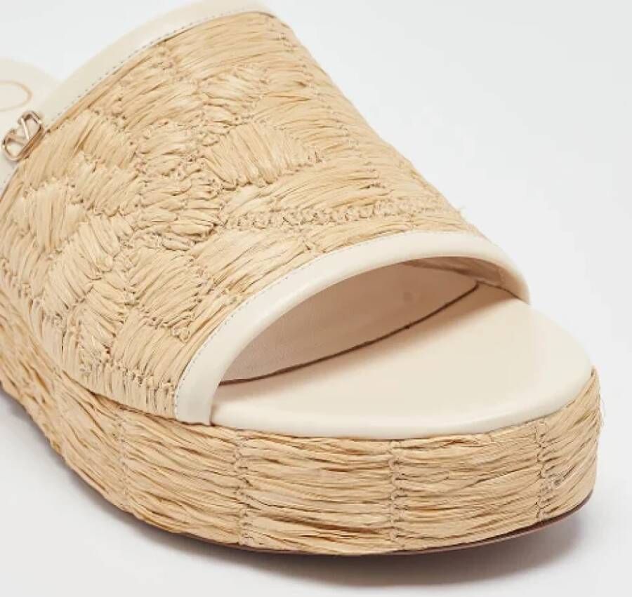 Valentino Vintage Pre-owned Leather sandals Beige Dames