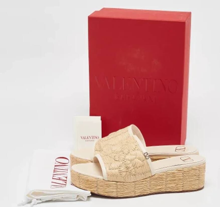 Valentino Vintage Pre-owned Leather sandals Beige Dames