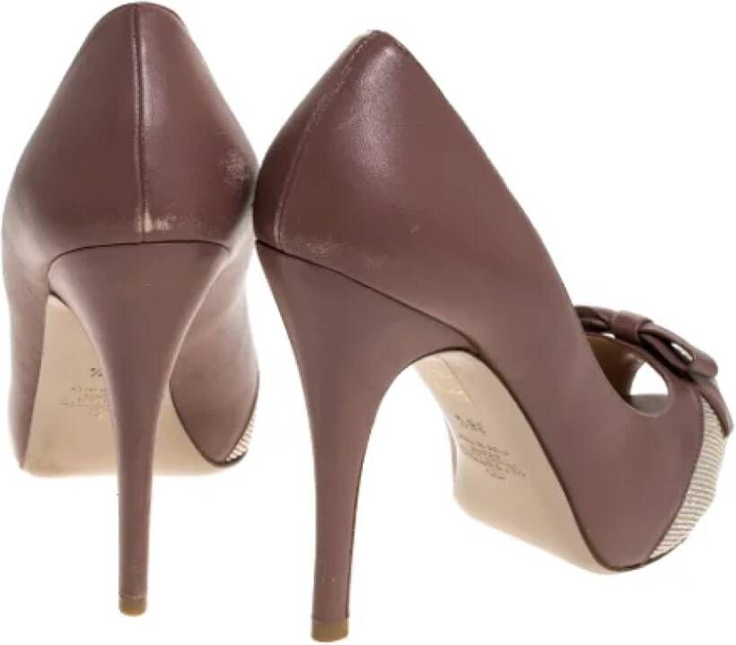 Valentino Vintage Pre-owned Suede heels Beige Dames