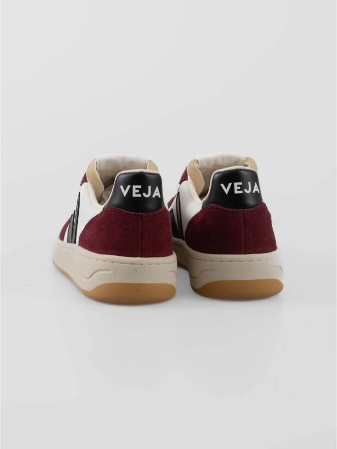 Veja Retro-geïnspireerde rode en witte sneakers