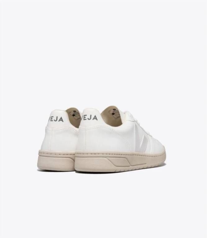 Veja Witte leren sneakers met sportief design