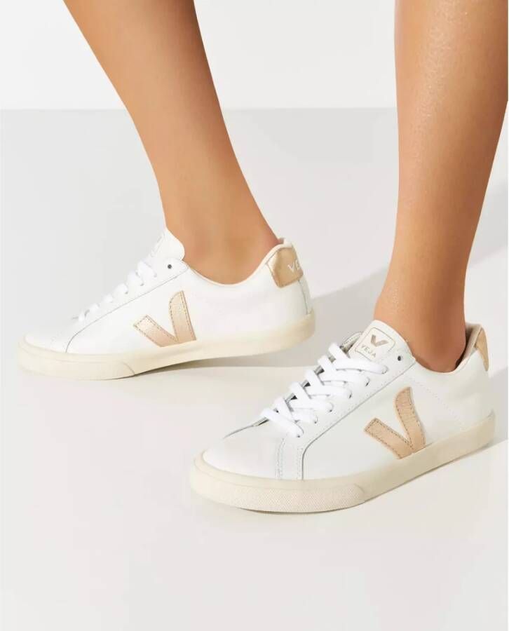 Veja Witte leren sneakers met `V` detail