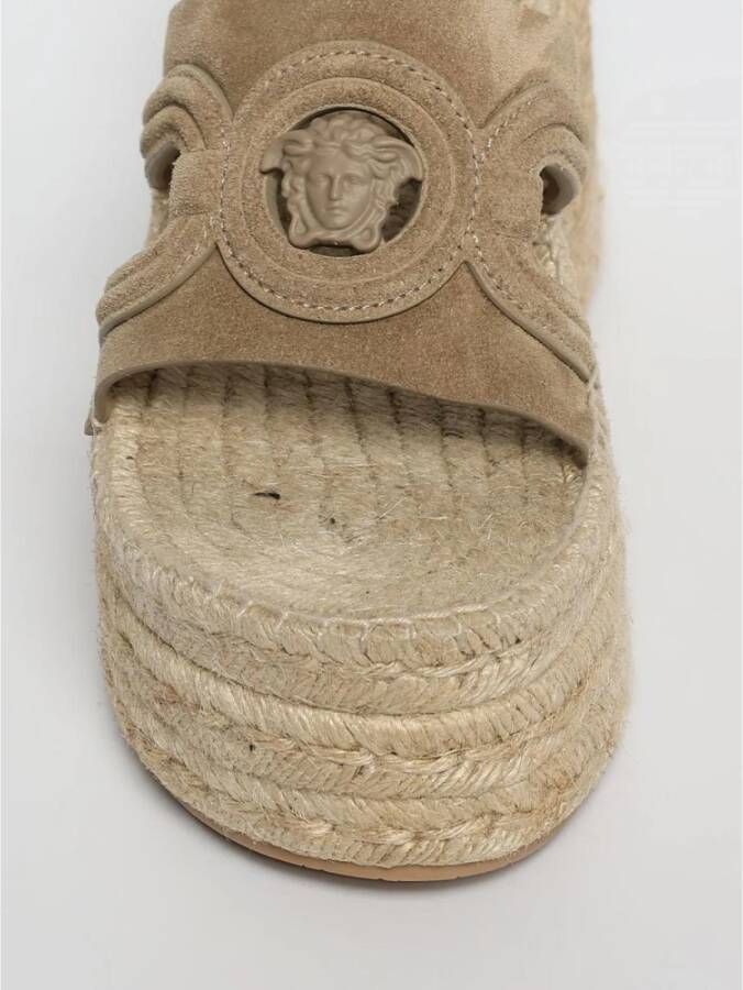 Versace Beige Wedge Sandaal met Iconisch Design