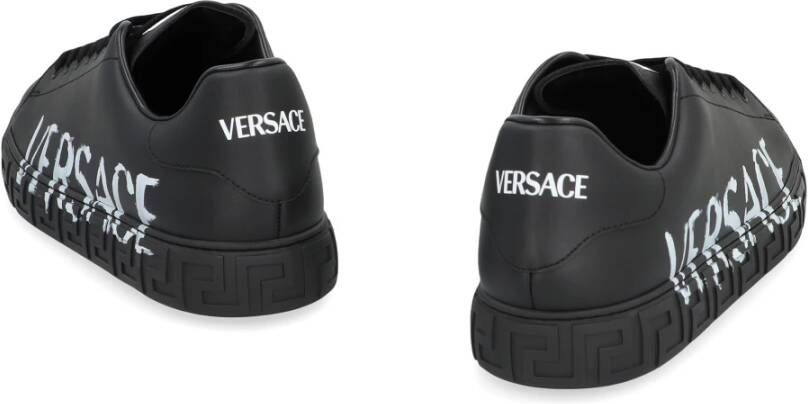Versace Lage Sneakers met Greca Patroon