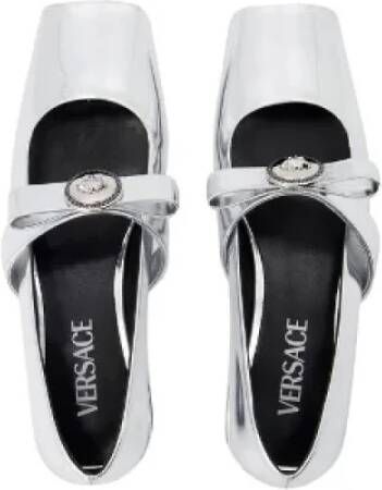 Versace Pre-owned Leather flats Gray Dames