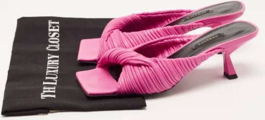 Versace Pre-owned Leather sandals Pink Dames