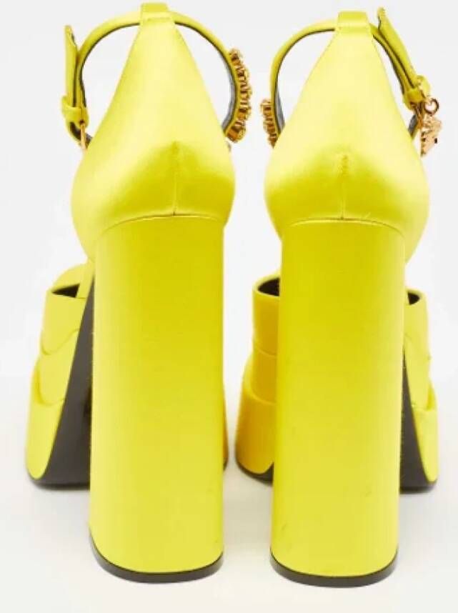 Versace Pre-owned Satin heels Yellow Dames