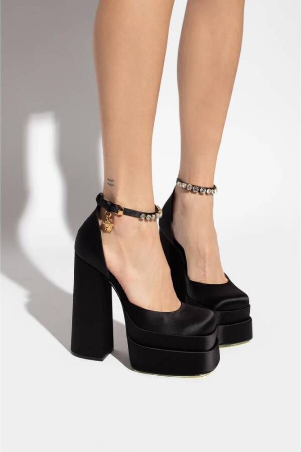 Versace Pumps met logo Zwart Dames